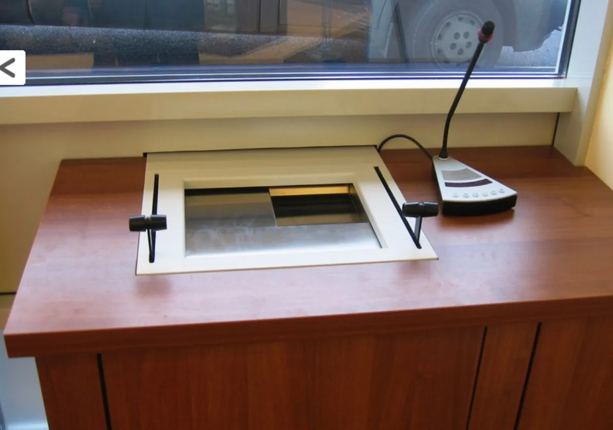 Läpiantolaatikko FB4 luodink., edestä aukeava Mitta: 670 x 470mm, Laatikko 30/157mm syvä